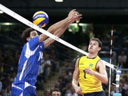 El  brasileño Bruno Rezende (D) observa la jugada del italiano Alessandro Frei durante el partido de semifinales de voleibol. EFE  /