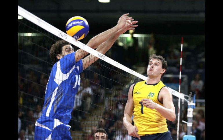 El  brasileño Bruno Rezende (D) observa la jugada del italiano Alessandro Frei durante el partido de semifinales de voleibol. EFE  /