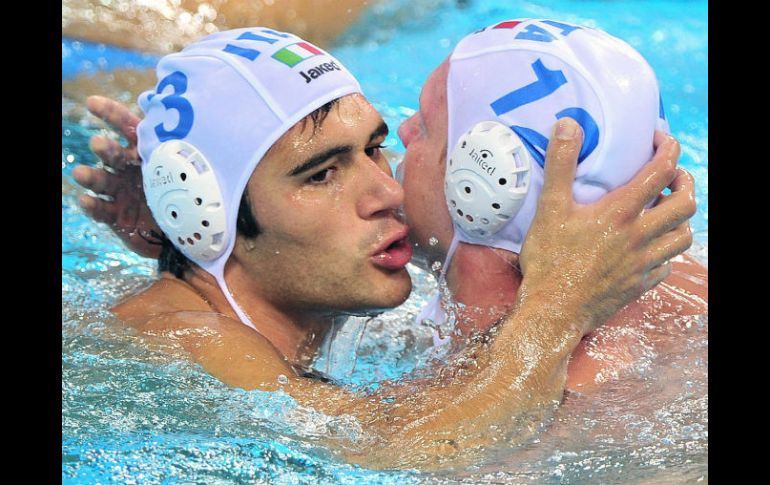 Niccolo Gitto (I) y Danijel Premus de Italia celebran tras una anotación ante Serbia durante la semifinal masculina de waterpolo. EFE  /