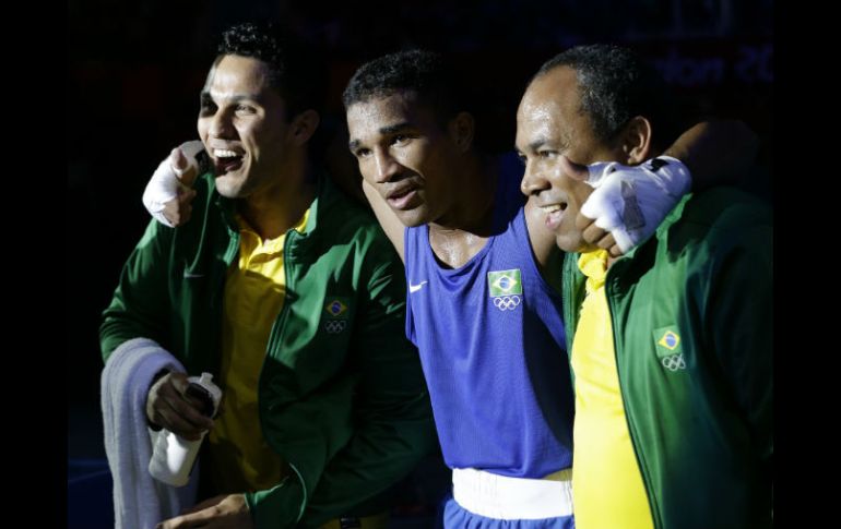 El boxeador brasileño Esquiva Falcao Florentin (C) celebra con su entrenador tras vencer al británico Anthony Ogogo. AP  /