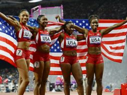 Las atletas (I-D) Allyson Felix, Carmelita Jeter, Bianca Knight y Tianna Madison celebran luego de ganar el oro en relevos 4x100. EFE  /