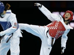 María del Rosario Espinoza desnivela una pelea pareja en los últimos segundos del tercer round. AP  /