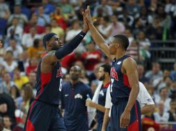 LeBron James (i) y Russell Westbrook (d) festejan su triunfo en semifinales ante Argentina. REUTERS  /