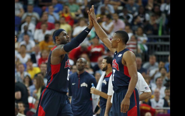 LeBron James (i) y Russell Westbrook (d) festejan su triunfo en semifinales ante Argentina. REUTERS  /