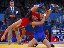 Jesse Ruiz tropieza en los 120 kilos, mismo caso que Guillermo Torres (de azul, en imagen), en los 60 kilogramos. REUTERS  /