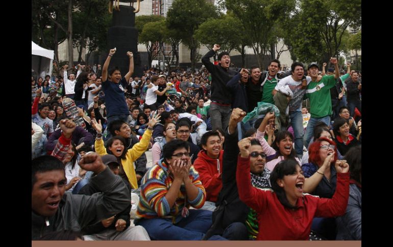 Miles de aficionados celebran el oro de México en la Ciudad de México. EFE  /