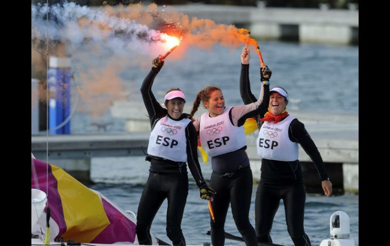 Las españolas celebran el oro conseguido en la clase Match Race Elliott 6. EFE  /