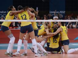 Las campeonas de Londres 2012 superan una tambaleante primera ronda y ratifican su dominio en el voleibol. AFP  /