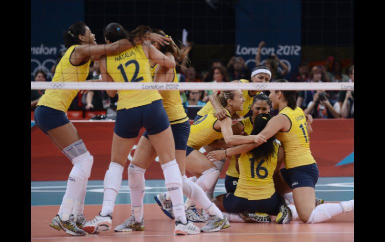 Las campeonas de Londres 2012 superan una tambaleante primera ronda y ratifican su dominio en el voleibol. AFP  /