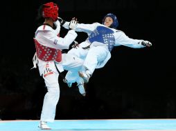 La mexicana María del Rosario Espinoza (azul) combate con la cubana Glenhis Hernández. EFE  /