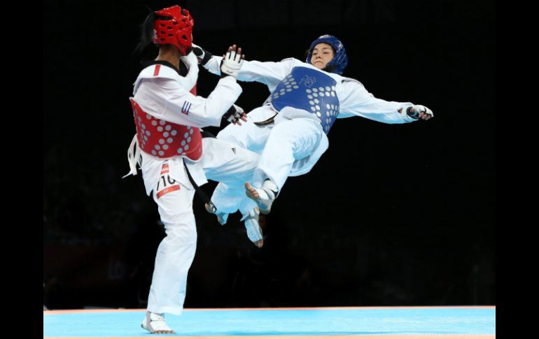 La mexicana María del Rosario Espinoza (azul) combate con la cubana Glenhis Hernández. EFE  /