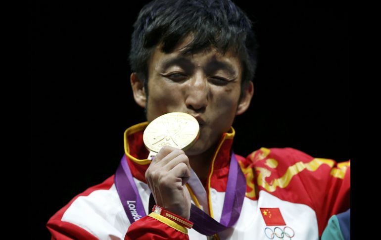 El chino Zou Shiming besa su medalla dorada en la ceremonia de premiación. REUTERS  /