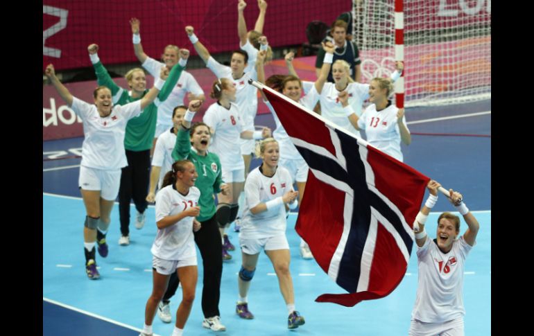 Las jugadoras noruegas festejan dentro del parque olímpico en Londres. AP  /