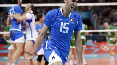 Emanuele Birarelli, jugador de Italia, celebra el tercer lugar obtenido. AP  /