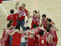 Rusia celebra en la duela su medalla de bronce, la primer medalla conseguida desde la desintegración de la URSS. AP  /