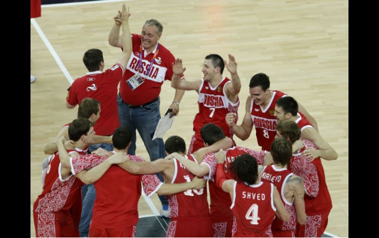 Rusia celebra en la duela su medalla de bronce, la primer medalla conseguida desde la desintegración de la URSS. AP  /