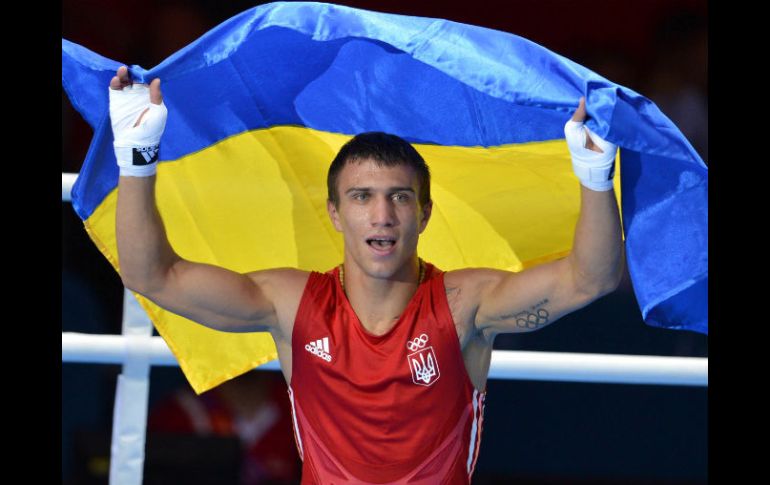 Lomachenko con la bandera de Ucrania. XINHUA  /