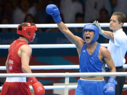 Sapiyev levanta el brazo en señal de victoria al finalizar la pelea contra Freddie Evans. AFP  /