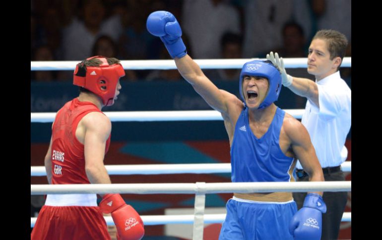 Sapiyev levanta el brazo en señal de victoria al finalizar la pelea contra Freddie Evans. AFP  /