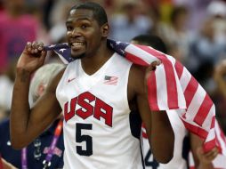 Durant celebra el oro logrado ante España en la gran final. AP  /