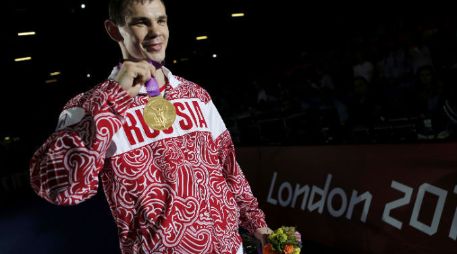 Egor Mekhontcev presenta su oro a los fotógrafos. REUTERS  /