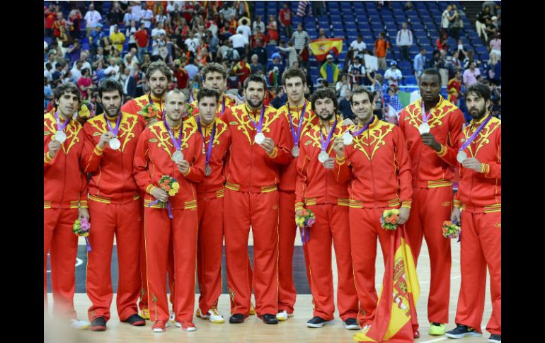 La selección española posa con sus medallas de plata. EFE  /