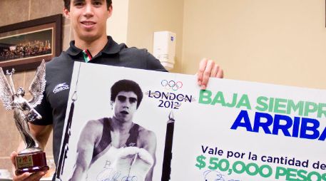 El atleta de 22 años recibió un cheque de 50 mil pesos por parte del Jefe del Ejecutivo estatal. NTX  /