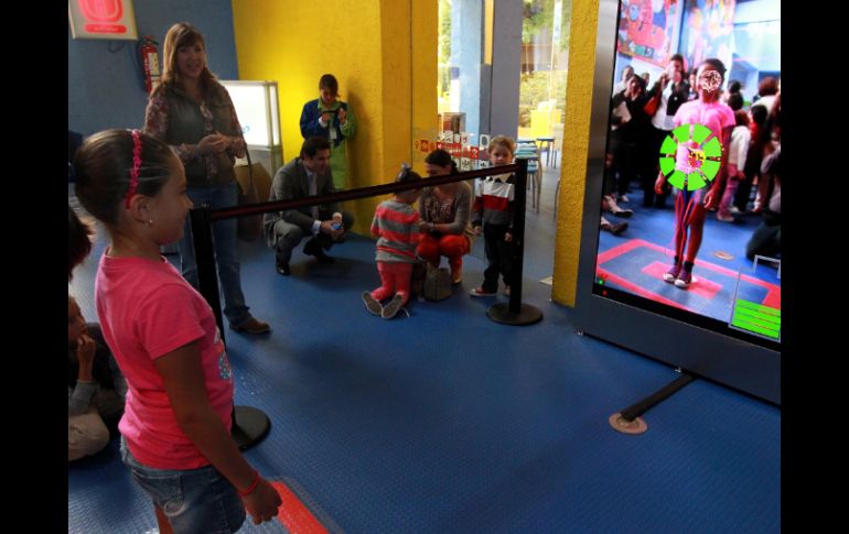 Los niños disfrutaron de la pantalla interactiva con tecnología Kinect que muestra a través del reflejo, las funciones del hígado. NTX  /