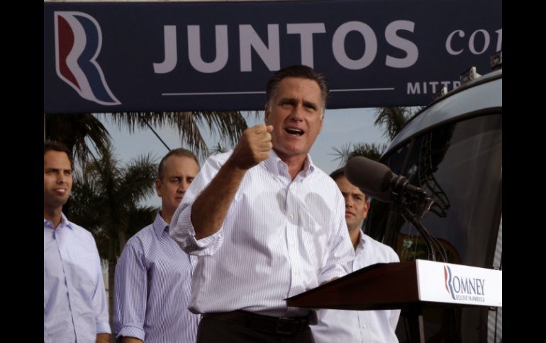 El candidato Mitt Romney busca cortejar el apoyo de los hispanos, cuyo voto será definitorio en al menos nueve estados de EU. AP  /