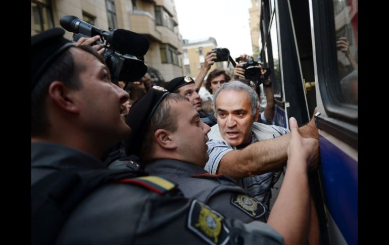 Kasparov siendo escoltado por polícias luego de su detención. AFP  /