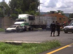 Los conductores transitan por un lado del doble remolque. ESPECIAL  /