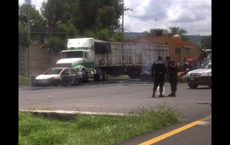 Los conductores transitan por un lado del doble remolque. ESPECIAL  /