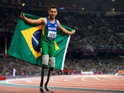 El brasileño Cardoso Oliveira celebra su victoria en la final de atletismo de los 200 metros en los Juegos Paralímpicos. AFP  /