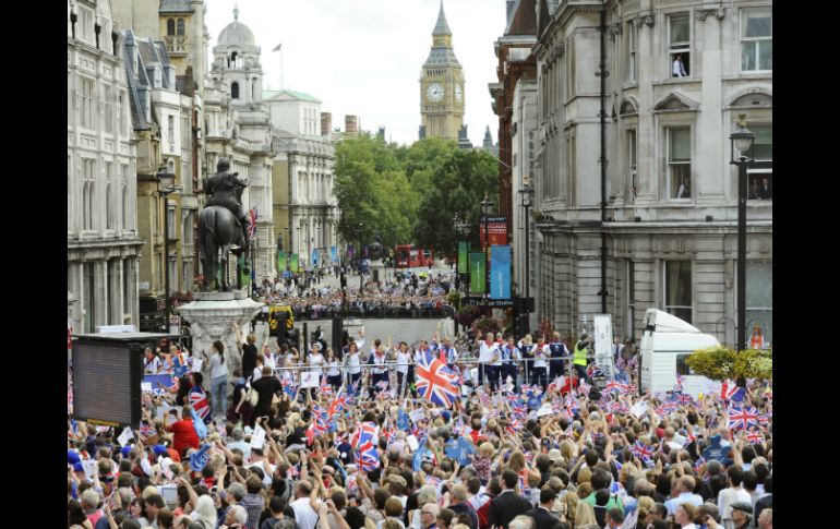 Miles de londinenses asisten al desfile de atletas olímpicos y paralímpicos británicos. EFE  /