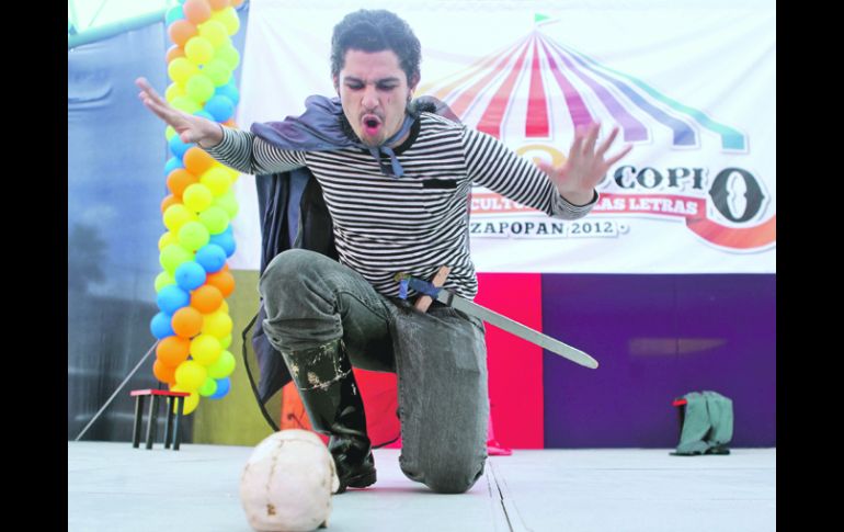 El grupo de teatro Sueño en Señas presentó su particular versión de Hamlet en el Festival Cultural de las Letras Calei2copio.  /