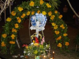 Vista del tradicional arco que construyen los potosinos como parte de las celebraciones del Día de Muertos. NTX  /