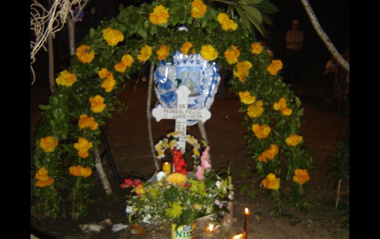 Vista del tradicional arco que construyen los potosinos como parte de las celebraciones del Día de Muertos. NTX  /