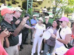 La golfista Natalie Gulbis fue de las más buscadas para conseguir una firma o retratarse con ella.  /