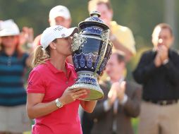 Cristie Kerr emocionada por lograr el título del LOI 2012 besa el trofeo.  /