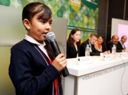 Kimberly Xiranhy Morales Portillo con 208 libros leídos, durante la premiación.  /