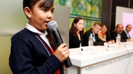 Kimberly Xiranhy Morales Portillo con 208 libros leídos, durante la premiación.  /