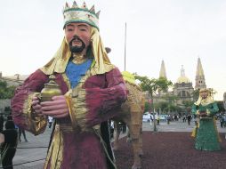 El nacimiento gigante instalado en la Plaza de la Liberación cuenta con andadores para que sus visitantes lo admiren de cerca.  /