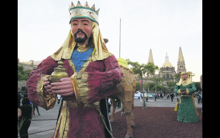 El nacimiento gigante instalado en la Plaza de la Liberación cuenta con andadores para que sus visitantes lo admiren de cerca.  /