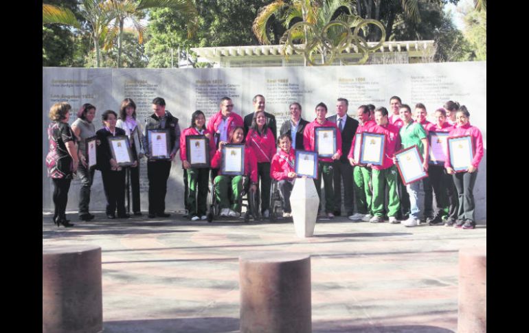 Los atletas galardonados posaron orgullosos con sus reconocimientos.  /