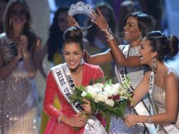 La estadounidense Olivia Culpo recibe la corona. AFP  /