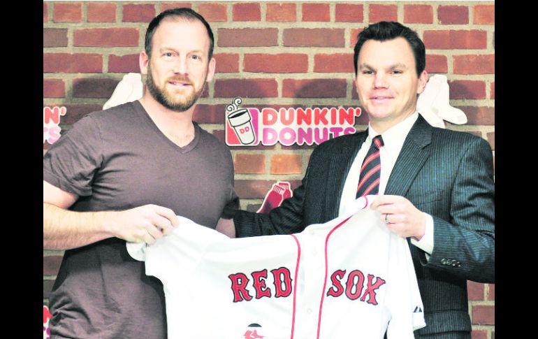 El nuevo. Ryan Dempster posa junto al gerente de los Medias Rojas, Ben Cherington, durante la presentación en Fenway Park. AP  /