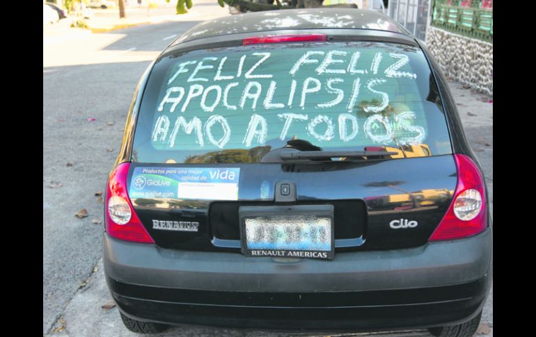 El dueño de este auto tuvo tiempo para expresar sus buenos deseos. La mayoría de los tapatíos expresó, con humor, su escepticismo.  /