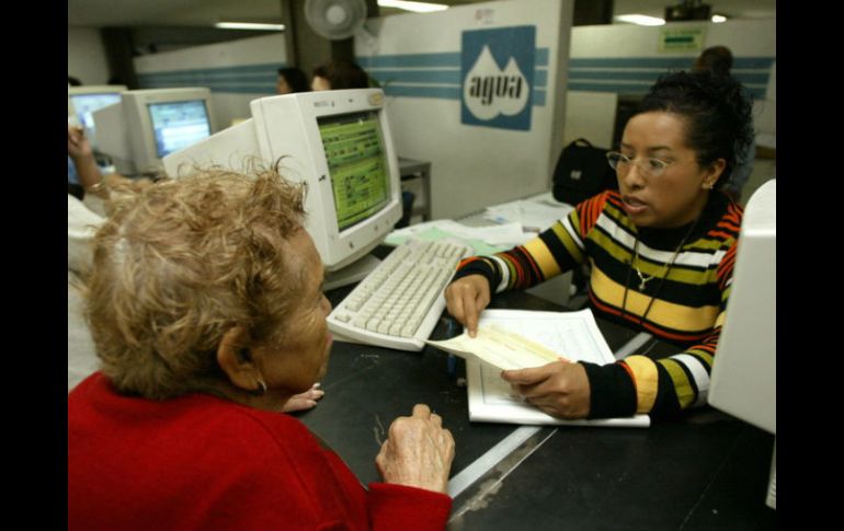 El SIAPA acepta las quejas, y reconoce a su vez que es en el sector de adultos mayores donde más de estas se acumulan. ARCHIVO /