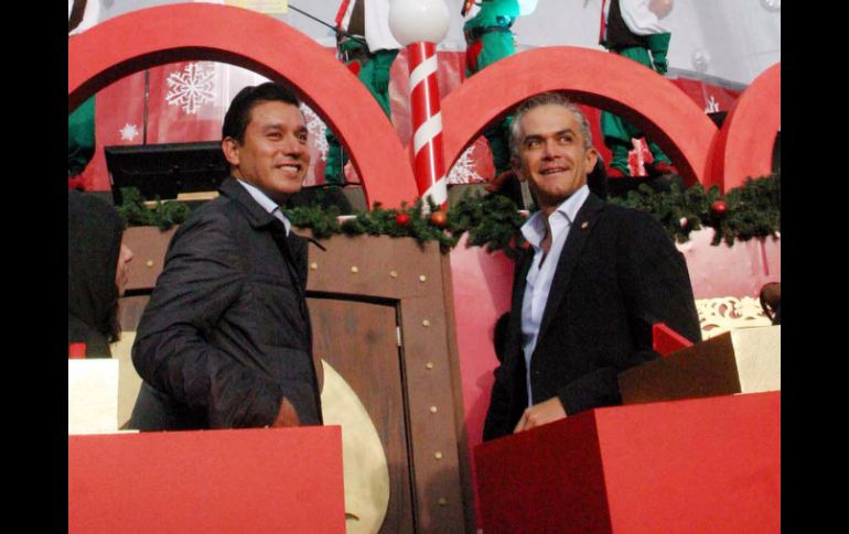 Mancera lanzó con decenas de capitalinos globos con peticiones a los reyes magos. NTX /