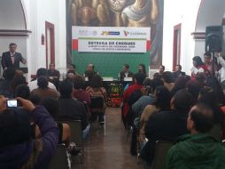 Alfredo Barba durante la ceremonia de entrega en el Centro Cultural El Refugio. ESPECIAL /